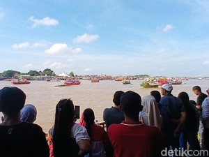 Antusias Warga Nonton Pawai Perahu Hias di Tepian Sungai Musi