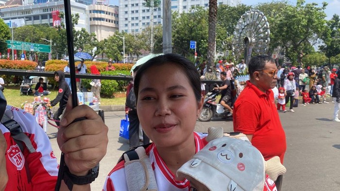 Antusiasme warga nonton upacara HUT ke-80 RI dari layar besar di depan Istana Merdeka, Jakarta