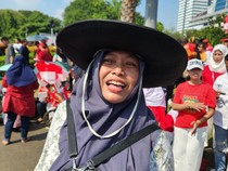 Video: Warga Nobar Penurunan Bendera Merah Putih di Bundaran HI