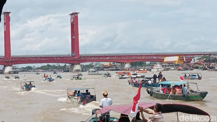 Arus lalin Sungai Musi Padat, petugas berupaya pukul mundur penonton.