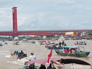 Arus Lalin Sungai Musi Padat, Petugas Pukul Mundur Perahu Penonton