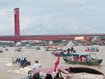 Arus Lalin Sungai Musi Padat, Petugas Pukul Mundur Perahu Penonton