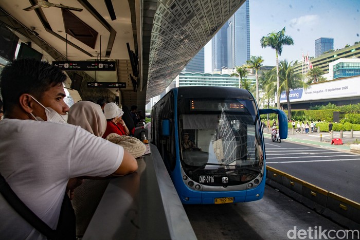 Warga menumpangi Bus TransJakarta dari Halte Bundaran HI, Jakarta, Minggu (17/8/2025). Spesial memperingati hari ini, pemerintah memberlakukan tarif khusus Rp 80 untuk transportasi Transjakarta, MRT, KRL, dan LRT sampai besok.