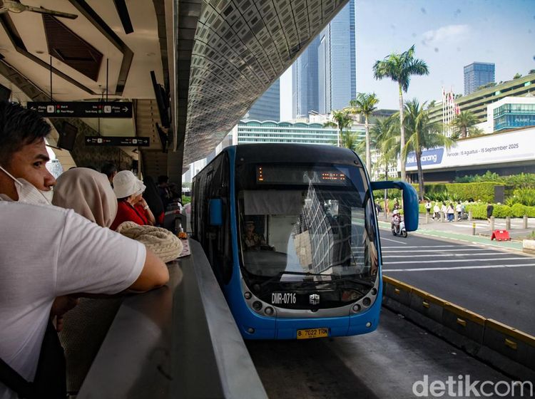 Asyik! Naik TJ, LRT, MRT, dan KRL Cuma Rp 80 hingga Besok