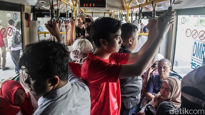 Warga menumpangi Bus TransJakarta dari Halte Bundaran HI, Jakarta, Minggu (17/8/2025). Spesial memperingati hari ini, pemerintah memberlakukan tarif khusus Rp 80 untuk transportasi Transjakarta, MRT, KRL, dan LRT sampai besok.
