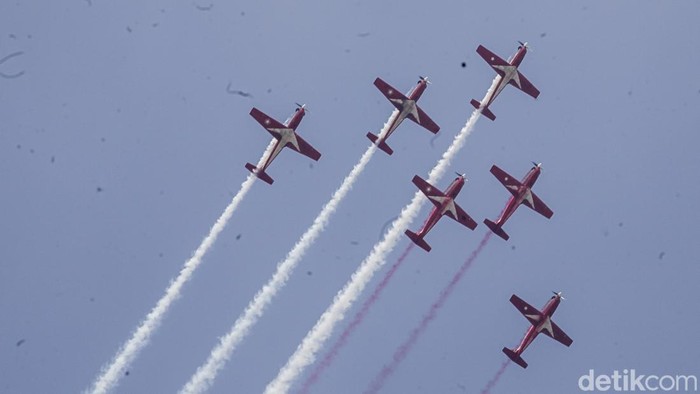 Pesawat tempur TNI melewati langit Monas dan Istana Merdeka lewat atraksi flypass pada peringatan HUT ke-80 RI, Minggu (17/8/2025).