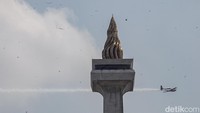 Sejumlah pesawat tempur melintas di kawasan Monas hingga Istana Merdeka.