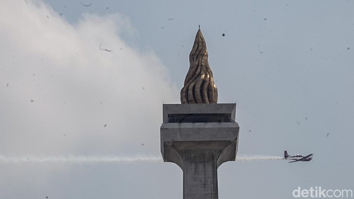 AtraksiΒ FlypassΒ PesawatΒ TempurΒ MeriahkanΒ HUT RI Pesawat tempur TNI melewati langit Monas dan Istana Merdeka lewat atraksi flypass pada peringatan HUT ke-80 RI, Minggu (17/8/2025).