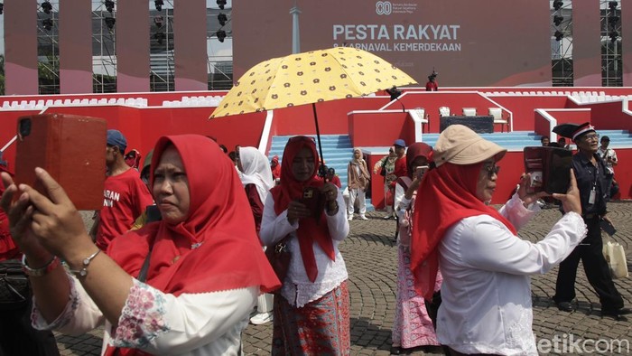 Band NTRL menghibur pengunjung Pesta Rakyat di Monas, Jakarta, Minggu (17/8/2025). Pesta Rakyat berlangsung hari ini dalam rangka HUT ke-80 RI.