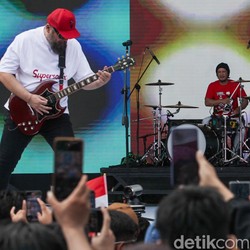 Band Papan Atas Hibur Pengunjung Pesta Rakyat di Monas