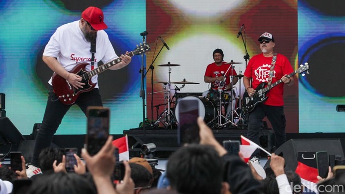Band NTRL menghibur pengunjung Pesta Rakyat di Monas, Jakarta, Minggu (17/8/2025). Pesta Rakyat berlangsung hari ini dalam rangka HUT ke-80 RI.