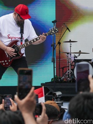 Band Papan Atas Hibur Pengunjung Pesta Rakyat di Monas