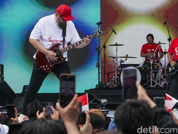 Band Papan Atas Hibur Pengunjung Pesta Rakyat di Monas