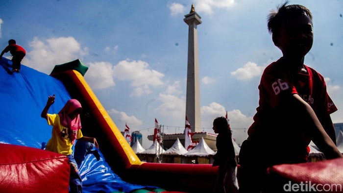 Band NTRL menghibur pengunjung Pesta Rakyat di Monas, Jakarta, Minggu (17/8/2025). Pesta Rakyat berlangsung hari ini dalam rangka HUT ke-80 RI.