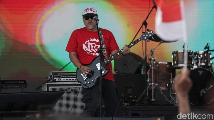 Band NTRL menghibur pengunjung Pesta Rakyat di Monas, Jakarta, Minggu (17/8/2025). Pesta Rakyat berlangsung hari ini dalam rangka HUT ke-80 RI.