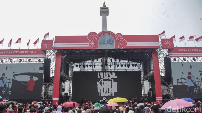Band NTRL menghibur pengunjung Pesta Rakyat di Monas, Jakarta, Minggu (17/8/2025). Pesta Rakyat berlangsung hari ini dalam rangka HUT ke-80 RI.