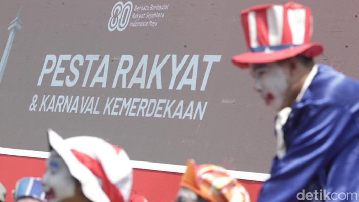 Band NTRL menghibur pengunjung Pesta Rakyat di Monas, Jakarta, Minggu (17/8/2025). Pesta Rakyat berlangsung hari ini dalam rangka HUT ke-80 RI.