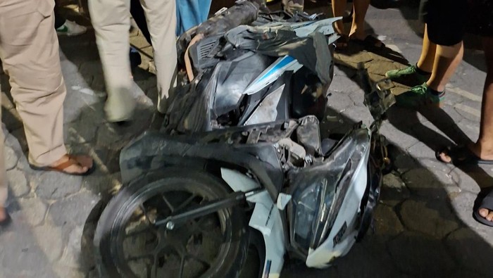 Barang bukti motor, celurit, dan gesper yang diamankan dari dua pemuda diduga klitih di Umbulharjo, Sabtu (16/8/2025).