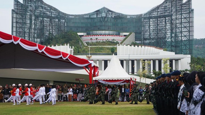 Basuki Hadimuljono Pimpin Upacara HUT ke-80 RI di IKN Kepala Otorita Ibu Kota Nusantara (OIKN) Basuki Hadimuljono (kanan) memberi hormat saat menjadi inspektur Upacara Peringatan HUT Kemerdekaan ke-80 Republik Indonesia di Lapangan Plaza Seremoni, Ibu Kota Nusantara (IKN), Penajam Paser Utara, Kalimantan Timur, Minggu (17/8/2025). Upacara Peringatan HUT ke-80 Kemerdekaan RI yang mengangkat tema Bersatu, Berdaulat, Rakyat Sejahtera, Indonesia Maju itu dihadiri sebanyak 3.000 undangan sebagai peserta. ANTARA FOTO/Aditya Nugroho/bar