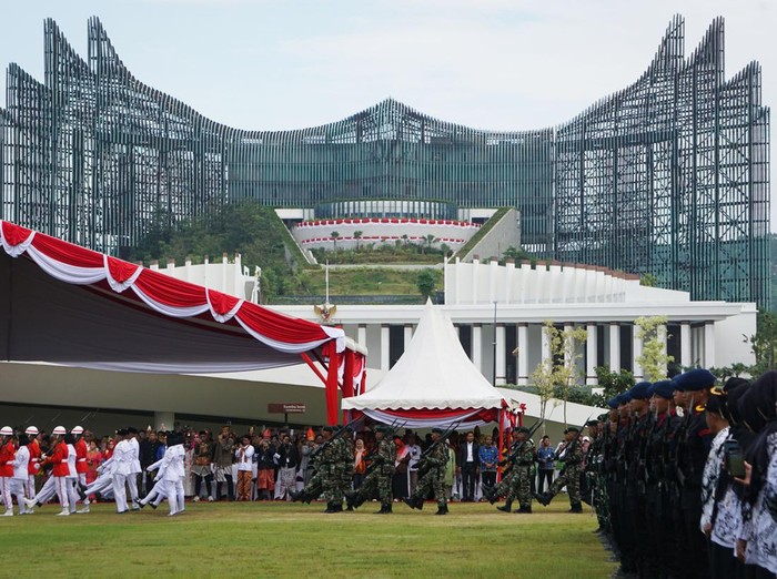 Kepala Otorita Ibu Kota Nusantara (OIKN) Basuki Hadimuljono (kanan) memberi hormat saat menjadi inspektur Upacara Peringatan HUT Kemerdekaan ke-80 Republik Indonesia di Lapangan Plaza Seremoni, Ibu Kota Nusantara (IKN), Penajam Paser Utara, Kalimantan Timur, Minggu (17/8/2025). Upacara Peringatan HUT ke-80 Kemerdekaan RI yang mengangkat tema Bersatu, Berdaulat, Rakyat Sejahtera, Indonesia Maju itu dihadiri sebanyak 3.000 undangan sebagai peserta. ANTARA FOTO/Aditya Nugroho/bar