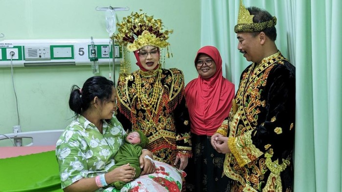 Bayi lahir di RSUD dr Soedomo pada tanggal 17 Agustus 2025