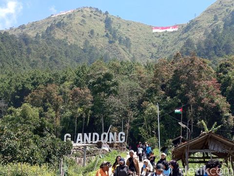 Penampakan bendera Merah Putih raksasa 79x45 meter yang dikibarkan di Gunung Andong, Magelang, Minggu (17/8/2025).