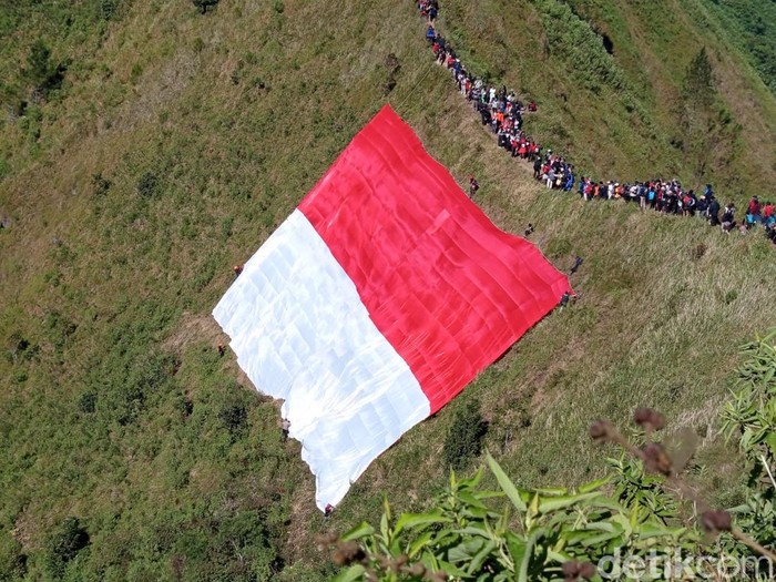 Penampakan bendera Merah Putih raksasa 79x45 meter yang dikibarkan di Gunung Andong, Magelang, Minggu (17/8/2025).
