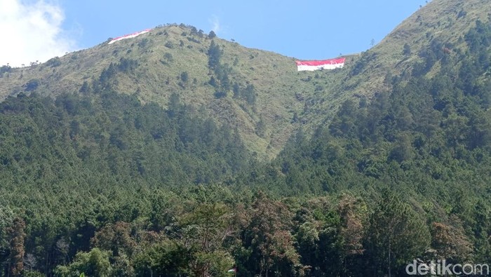 Bendera Merah Putih Penampakan bendera Merah Putih raksasa 79x45 meter yang dikibarkan di Gunung Andong, Magelang, Minggu (17/8/2025).