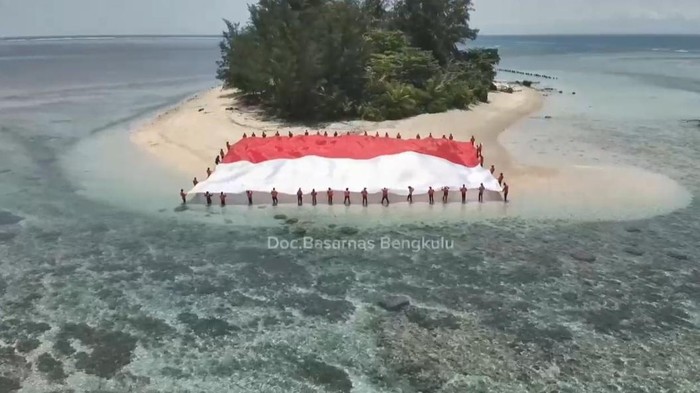 Bendera Merah Putih berukuran besar berkibar di Pulau Tikus, Bengkulu