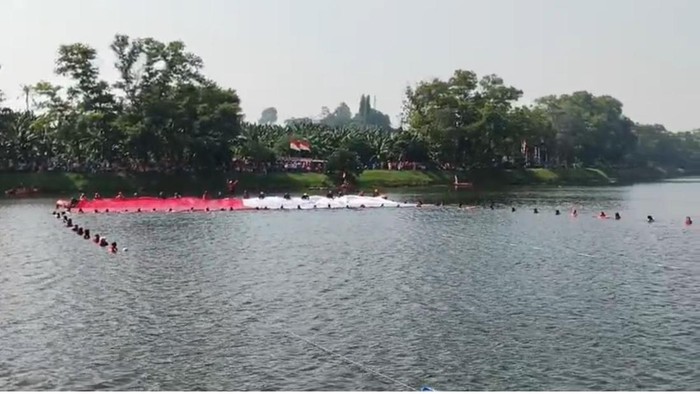 Bendera Merah Putih berukuran raksasa terbentang di Waduk Situ Gintung (Dok. istimewa)