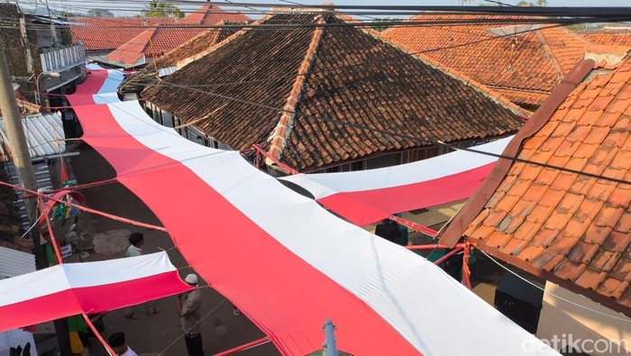 Bendera Merah Putih membentang di gang sempit Kuningan