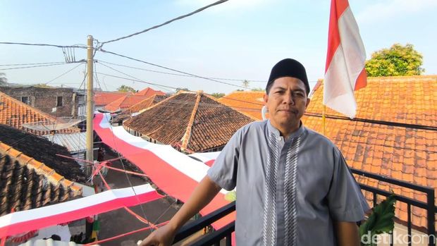 Bendera Merah Putih membentang di gang sempit Kuningan