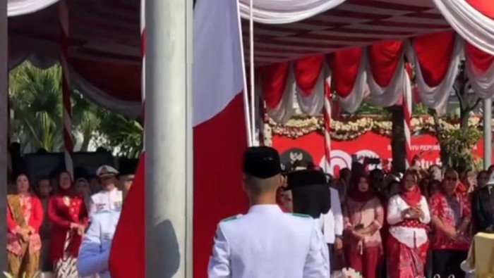 Bendera Terbalik Saat Upacara Bendera HUT Ke 80 RI di Walikota Surabaya