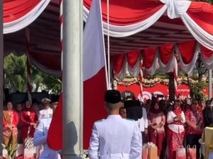 Bendera Terbalik hingga Petani Panjat Tiang Warnai Upacara HUT ke-80 RI
