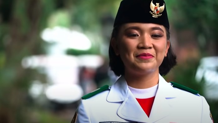 Bianca Alessia Christabella Lantang pembawa baki Bendera Merah Putih