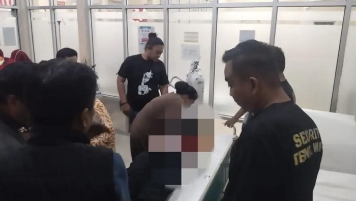 Pria berinisial AKT (43) di Kabupaten Bone, Sulawesi Selatan (Sulsel) ditangkap gegara menikam Kepala Desa (Kades) Salebba, Munsir (53) hingga tewas.