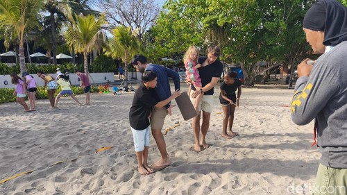 Bule-bule ikut merayakan HUT RI dengan mengikuti perlombaan yang diadakan di The Anvaya Beach Resort, Kuta, Badung, Minggu (17/8/2025).
