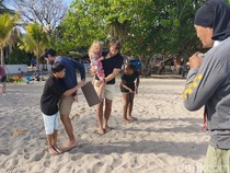 Saat Bule-Bule Happy Ramaikan Lomba 17 Agustus di Kuta