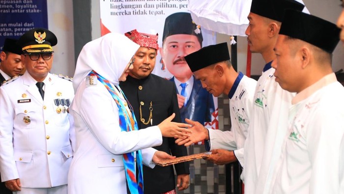 Bupati Banyuwangi Ipuk Fiestiandani memberikan sertifikat remisi bebas kepada 13 Warga Binaan Lapas Banyuwangi.