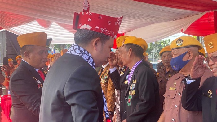 Bupati Jember Gus Fawait saat memakai syal bermotif Bendera Palestina selama mengikuti Upacara HUT ke-80 Kemerdekaan RI.