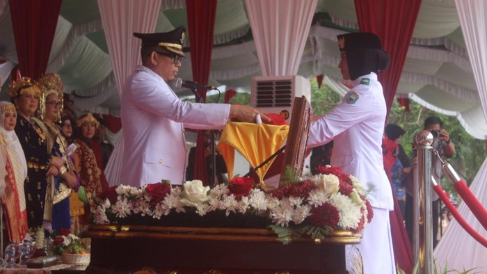 Bupati Ogan Komering Ulu (OKU)  Teddy Meilwansyah jadi inspektur upacara