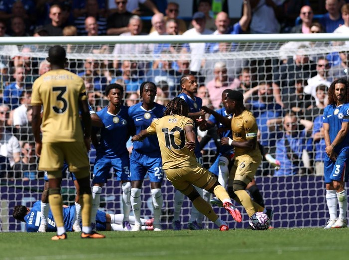 LONDON, ENGLAND - AUGUST 17: Eberechi Eze of Crystal Palace scores his sides goal which is later disallowed following a VAR review, after Marc Guehi of Crystal Palace interferes with the Chelsea wall during the Premier League match between Chelsea and Crystal Palace at Stamford Bridge on August 17, 2025 in London, England. (Photo by Ryan Pierse/Getty Images)