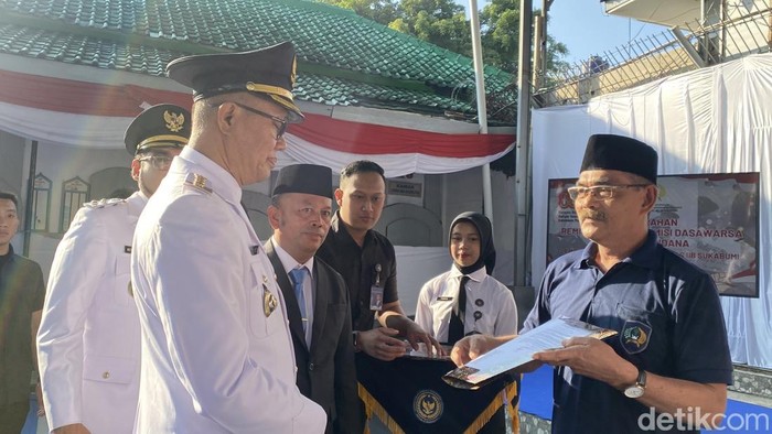 Dadang Hernawan saat menerima surat keputusan remisi pengurangan masa pidana dari Wali Kota Sukabumi Ayep Zaki
