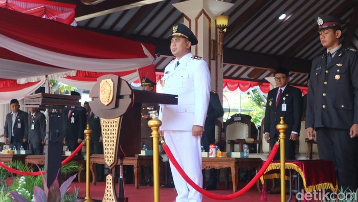 Momen Wakil Gubernur Jawa Tengah Taj Yasin Maimoen memimpin upacara 17 Agustus di halaman Kantor Bupati Pati, Minggu (17/8/2025). Bupati Pati Sudewo diketahui absen saat upacara.