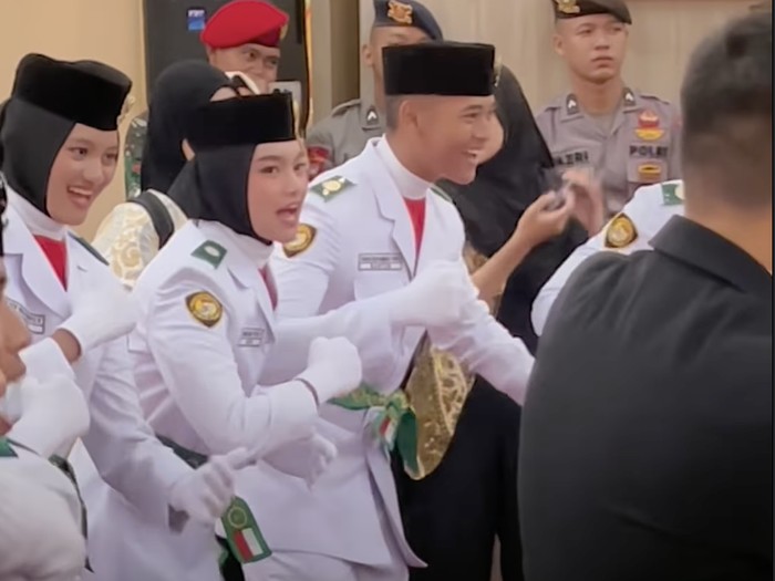 Denny Cagur Denny Cagur dan Shanty menghadiri pengukuhan putranya, Fabian Muhammad Yahva sebagai Paskibraka Provinsi Banten.
