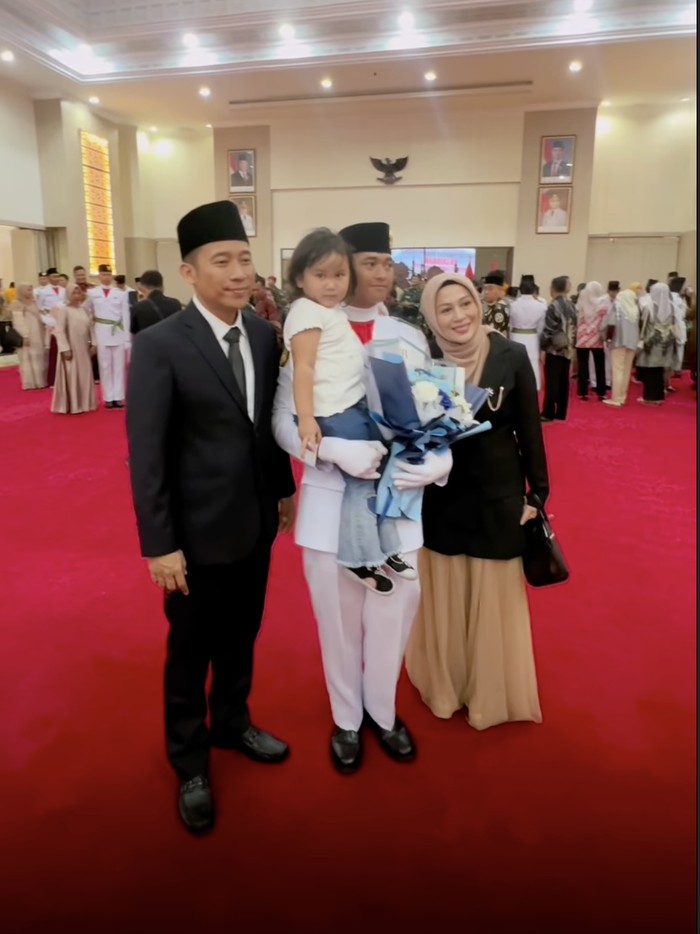 Denny Cagur Denny Cagur dan Shanty menghadiri pengukuhan putranya, Fabian Muhammad Yahva sebagai Paskibraka Provinsi Banten.