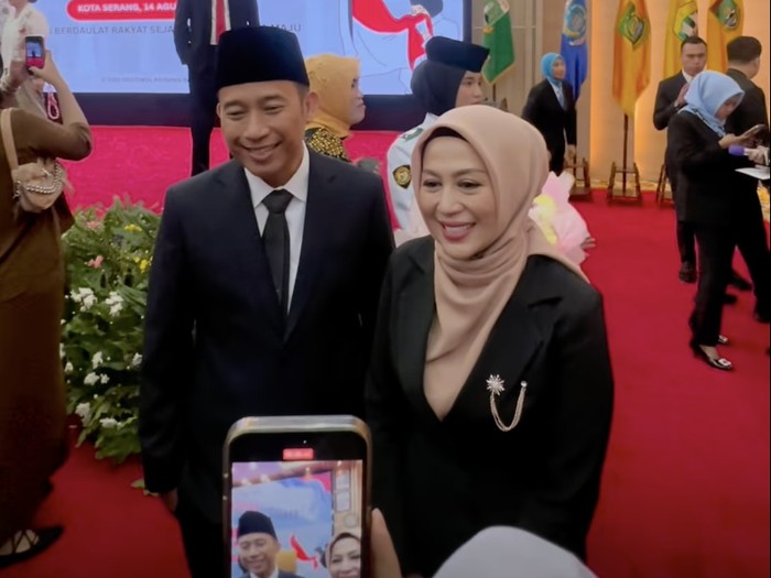 Denny Cagur Denny Cagur dan Shanty menghadiri pengukuhan putranya, Fabian Muhammad Yahva sebagai Paskibraka Provinsi Banten.