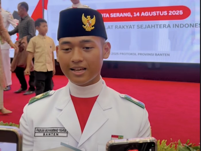 Denny Cagur Denny Cagur dan Shanty menghadiri pengukuhan putranya, Fabian Muhammad Yahva sebagai Paskibraka Provinsi Banten.