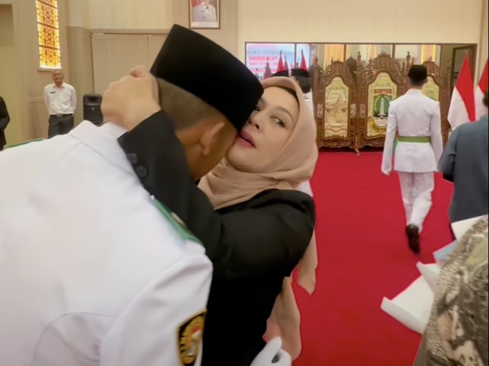 Denny Cagur Denny Cagur dan Shanty menghadiri pengukuhan putranya, Fabian Muhammad Yahva sebagai Paskibraka Provinsi Banten.