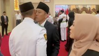 Denny Cagur juga memberikan pelukan untuk putra sulungnya itu. Foto: Instagram @shantydenny